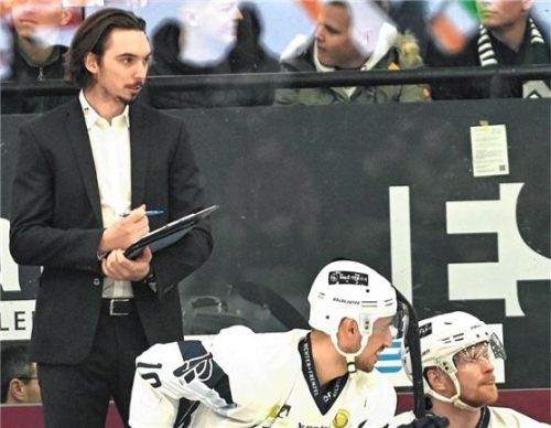 Simon Heidenreich, mit über 250 Punktspielen für die Starbulls in der DEL2 und Oberliga, steht bei den Blue Devils Weiden hinter der Bande.Foto Hans-Jürgen Ziegler