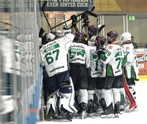 So jubelten die Rosenheimer nach dem Siegtreffer von Travis Oleksuk. Foto Tobias Neubert