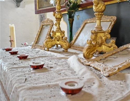 Staub, Teile von Mauerwerk und Putz sowie zersprungene Scheiben: der Altar der Filialkirche in Bernhaupten nach dem Blitzeinschlag am Sonntag. Foto xe