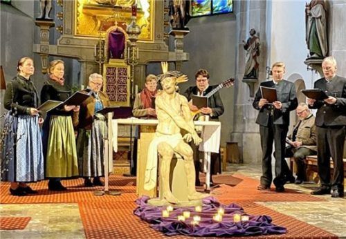 Stimmungsvolles Singen in der Riederinger Pfarrkirche. Foto re