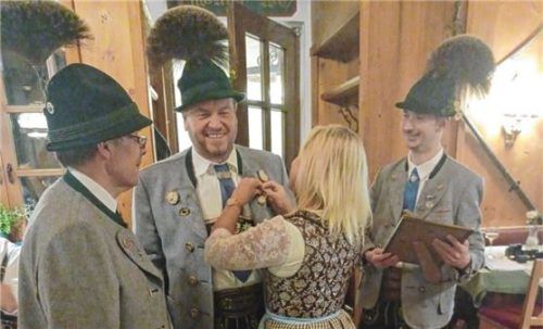 Strahlend nimmt Sepp Goldmann (Zweiter von links) die Ehrung von Zweitem Vorstand Hans Leitner (links), Kassier Sabine Jerger und Vorstand Peter Hampp entgegen.Foto re