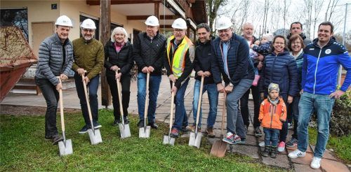 Symbolischer Spatenstich: (von links) Architekt Andreas Wagner, Bürgermeister Olaf Kalsperger, Dritte Bürgermeisterin Monika Marx, Zweiter Bürgermeister Wolfgang Rechenauer, Bauleiter Martin Friedl, Baumeister Tobias Helwig und TuS-Vorstand Uli Maier mit einigen Spartenleitern.Foto Ruprecht