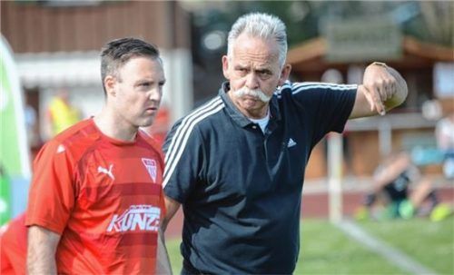 Taktikbesprechung beim SVB: Trainer Mike Probst (rechts) und Sebastian Marx im Gespräch.Foto Ruprecht
