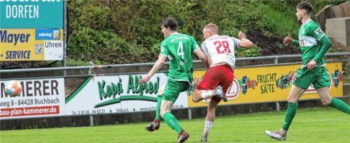 Tobias Sztaf erzielt in dieser Szene das 1:0 für Buchbach.Foto Michael Buchholz