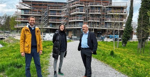 Tolle Projekte machen Entwickler und Besitzer glücklich: (von rechts) Bürgermeister Peter Kloo informierte sich bei Projektleiterin Sophie Pfaffinger und Quest-Geschäftsführer Max von Bredow über den Baufortschritt an der Conradtystraße 4. Hier entsteht eine viergruppige Kita für 74 Kinder, die die Stadt Kolbermoor für vier Millionen Euro erwirbt.