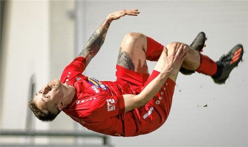 Traunsteins Patrick Dressl, der Schütze des goldenen Tores, feierte seine direkt verwandelte Ecke mit einem Überschlag wie weiland Miro Klose.Foto Hans Weitz