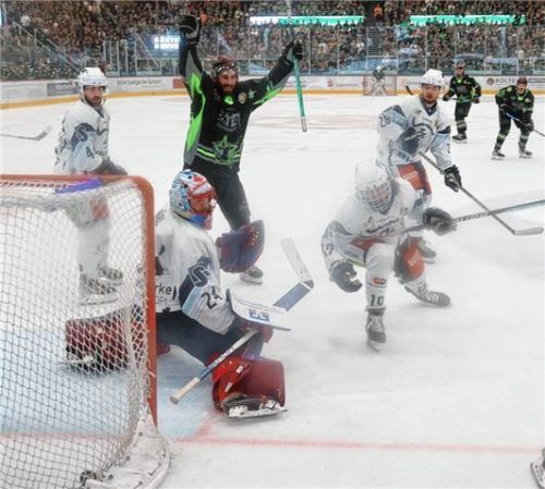 Travis Oleksuk vor dem Weidener Tor, Scheibe im Tor und der Kanadier jubelt. Foto Christian Butzhammer