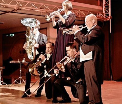 Tubist Karl-Wilhelm Hultsch (von links), Hornist Andreas Binder, Trompeterin Elisabeth Fessler, Posaunist Alexander Steixner und Trompeter Hans Zellner nach der Zugabe, die das Quintett in einer Walzerformation darbot.Foto Sönmez