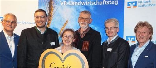 Übergabe der Spende an Maria Stöckl beim VR-Landwirtschaftstag (von links): VR-Vorsitzender Josef Schmied, VR-Landwirtschaftsberater Robert Kurz, Maria Stöckl von den Katholischen Dorf- und Betriebshelferinnen, Referent Andreas Klein, Leiter der bäuerlichen Familienberatung a.D., VR-Landwirtschaftsberater Anton Kaltenbrunner und VR-Vorsitzender Gerhard Hilger. Foto sutherland
