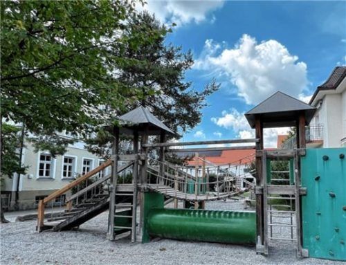 Um der wachsenden Schülerzahl an der Mangfallschule gerecht zu werden, soll ein Verbindungsbau zwischen Schulhaus eins (links) und dem Gebäude der Mittagsbetreuung entstehen. Foto Gerlach