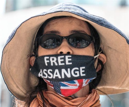 Unterstützer des Wiki-Leaks-Gründers Julian Assange protestieren vor dem Innenministerium mit Aktivisten. Der inhaftierte Wiki-Leaks-Gründer Assange will weiter juristisch gegen seine Auslieferung in die USA vorgehen.Foto dpa