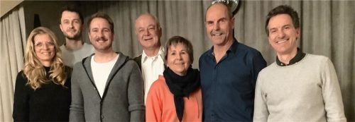 Vertreter der Volksbühne St. Nikolaus: (von links) Angelika Heigermoser, Emanuel Notarangelo (beide Spielerausschuss), Jonas Grießl, Martin Ruhstorfer, Monika Reiß, Richard Martl und Florian Schrei. Foto re