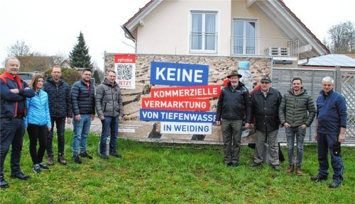 Vertreter des Bauernverbands und des Arbeitskreises Tiefenwasser stellten in Polling ein weiteres Transparent gegen die Herstellung von Mineralwasser auf: (von links) Johann Mayerhofer, Cornelia Sollinger, Erich Mandl, Georg Wieser, Gerhard Langreiter, Ulrich Niederschweiberer, Johann Gallhauser, Erwin Prametsberger und Hans Irgmaier hoffen, dass die Behörden die Genehmigung nicht erteilen. Foto Wagner