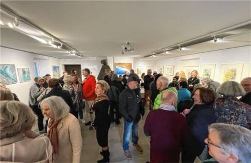 Viele Gäste kamen zur Eröffnung der Vernissage. Foto Pfurtscheller