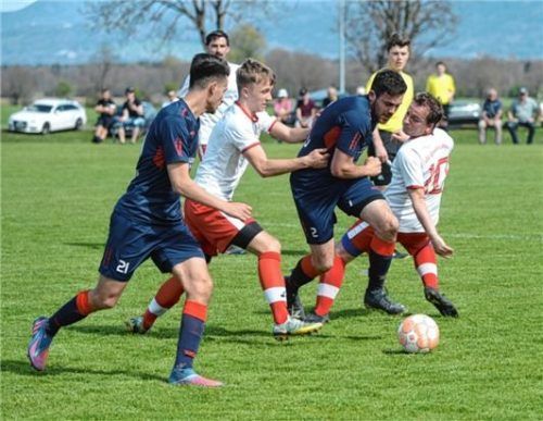 Viele Zweikämpfe waren im ASV-Derby zwischen Au und Großholzhausen geboten.Foto Franz Ruprecht