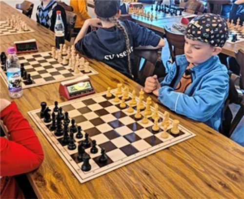 Volle Konzentration am Brett: Timo Valikov wartet auf den Start der Partie.Foto re