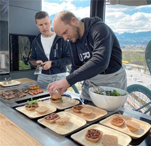 Volle Konzentration beim Grillen und Zubereiten des Essens vor wunderbarer Bergkulisse: Thomas Schamberger (links), der bei Bora im digitalen Verkauf arbeitet, und Tobias Ascher, technischer Projektleiter bei Bora. Fotos Paula L. Trautmann