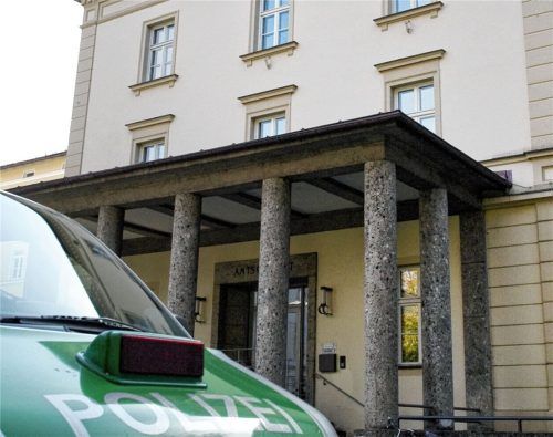 Vor dem Rosenheimer Amtsgericht sind am vergangenen Freitag zwei Personen nach ihrer Verhandlung geflohen. Foto dpa