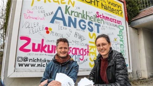 Vor einem künstlerisch gestalteten Großplakat zogen Lisa Klauser und Robert Heigl junior Bilanz zu ihrer vielbeachteten Ausstellung „Nichts für Dich“ in Traunstein, die wochenlang Stadtgespräch war.Foto effner