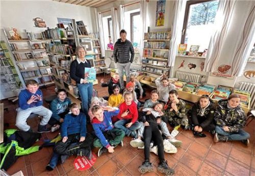 Vorleserin Charlotte Gasteiger liest in den Räumen der Bücherei Oberaudorf den Schülern vor. Foto re