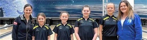 Vorstand Cornelia Auer mit den erfolgreichen Spielerinnen Klara Achhammer, Celia Stölzel, Luisa Weiss, Julia Leyerer und Trainerin Theresa Lindner (von links).Foto Gabi Leyerer