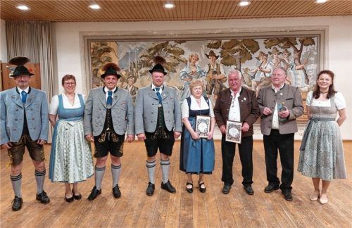 Vorstandsmitglieder und Geehrte beim Vereinsabend: (von links) Kassier Jochen Schuppe, Schriftführerin Uschi Buchberger, Vorsitzender Sebastian Grad, Georg Feicht junior, Margit Weingartner, Werner Mikesch, Peter Braun und Zweite Vorsitzende Johanna Muhr. Foto re