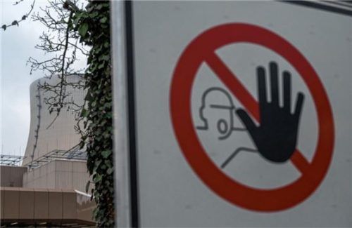 Wasserdampf steigt aus dem Kühlturm eines Kernkraftwerks im Emsland. Foto dpa