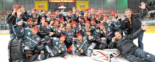 Willi Wittmann (Mitte rechts) mit der Starbulls-Mannschaft nach dem Pokalsieg 2011.