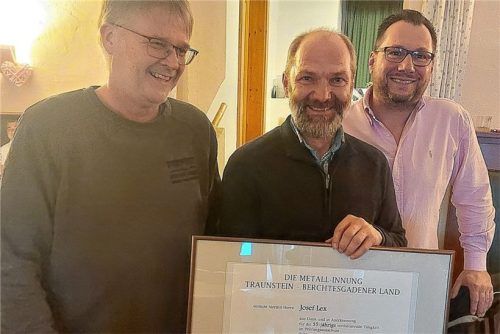 Würdigung des jahrzehntelangen Ehrenamts: Josef Lex (Mitte) erhielt eine hohe Auszeichnung aus der Hand von Obermeister Wolfgang Petry (links) und seinem Stellvertreter Fritz Graßl. Foto Wittenzellner