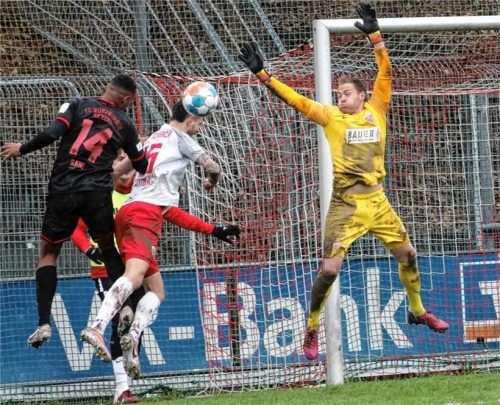 Würzburgs Torjäger Saliou Sané, hier von Alex Spitzer gestört, scheiterte mehrfach an Daniel Maus. Foto  Michael Buchholz