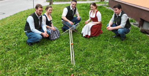 Zielübung auf der schiefen Bahn: Stefan Salminger, Anne Hörmann, Markus Weidlich, Anna Lindner und Bernhard Holzner (von links) beim Oarscheim. Foto Peter Schlecker
