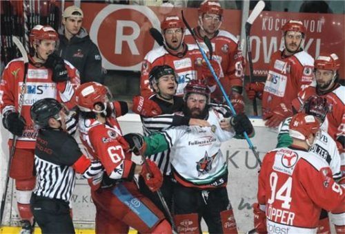 Zwischen den Starbulls (Mitte Zack Phillips) und den Scorpions ging es zuletzt immer hoch her.Foto Florian Petrow