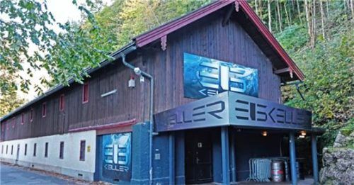 300 Jugendliche kamen zur integrativen Jugenddisco in den Musikclub „Eiskeller“, unterhalb des Schlosses Aschau.