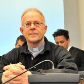 Der Pattex-Pater steht vor Gericht