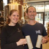 Anstoßen auf die Freundschaft