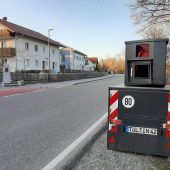 Blitzeranhänger in Brand gesetzt