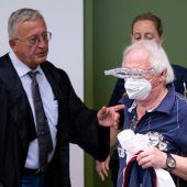 Mit Alu-Brille im Gerichtssaal