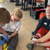 Ehrenamtliche absolvieren Sanitätsdienstausbildung
