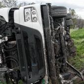 Sekundenschlaf: Sattelzug stürzt von Autobahn A8