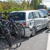 Drei Fahrzeuge prallen auf A 8 ineinander