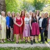 Absolventen feiern bestandene Fachweiterbildung