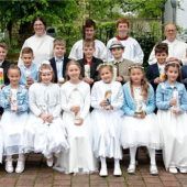 45 Kinder feiern in der Kirche Heilige Dreifaltigkeit ihre Erstkommunion