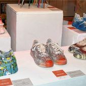 Künstler gestalten Sneaker: 5000 Euro für die Spendenorganisation „Ukraine Art Aid Center“