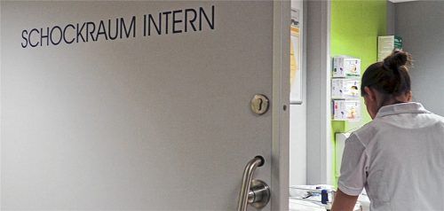 Alexandra Mayer-Karle (rechts) arbeitet als Ärztin in der Notaufnahme des Romed-Klinikums. Der Fachkräftemangel in den Kitas macht es ihr schwer, Beruf und Familie unter einen Hut zu bringen. Foto Bayerischer Rundfunk