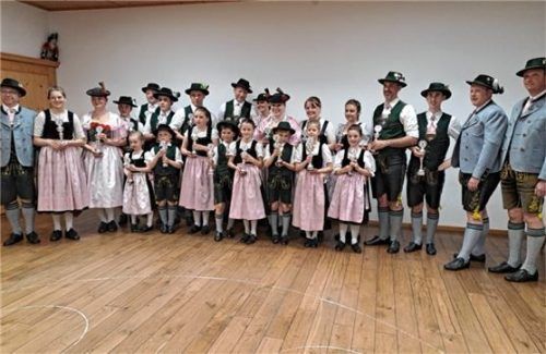 Alle Preisträger mit den beiden Jugendleitern Florian Podhorny (Zweiter von rechts) und Bernd Nachtweih (links) sowie Vorsitzender Christian Staudinger (rechts).