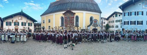 Alle vier Musikkapellen zeigen den Musikantengruß auf dem Marktplatz von Neubeuern: Die Kapellen von links nach rechts: Rohrdorf, Samerberg, Neubeuern und Nußdorf. Fotos Nitzsche