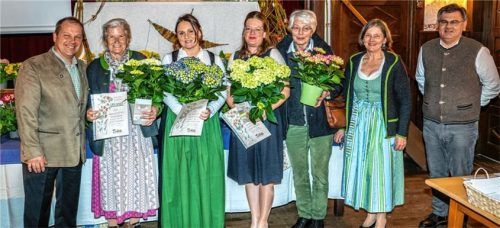 Als Dank gibt´s natürlich Blumen vom (von links) Vorsitzenden Simon Mayer für die Preisträgerinnen des Blumenschmuck-Wettbewerbs Maria Wallner, Irmi Wallner, Regina Stuffer und Monika Huber. Auch die stellvertretende Vorsitzende Agnes Astner sowie Diakon Günther Schmitzberger gratulieren. Foto nitzsche