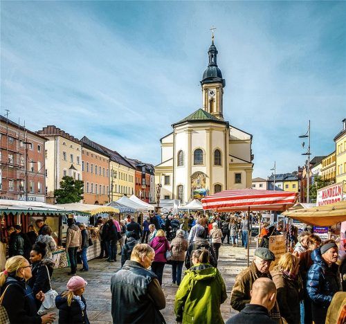Als Marktplatz und Einkaufsstadt hat Traunstein bereits eine lange Tradition – hier ein Blick auf den Herbstmarkt. Wege und Möglichkeiten, die Innenstadt auch in Zukunft attraktiv zu gestalten, zeigt das jetzt im Stadtrat vorgestellte Einzelhandelsgutachten der Cima auf. Foto Stadt Traunstein