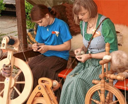 Alte Handwerkskunst kann man beim Trachtenmarkt Neubeuern live erleben.Foto Poll