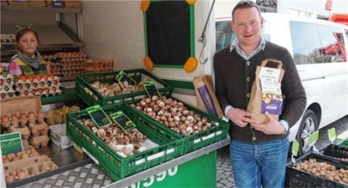 Am Stand von Marktleiter Tom Müller gibt es Pilze, Öle, Essige, Mehle, Äpfel und Kartoffeln sowie Käse.